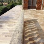Allée réalisée en Pierre de Turquie 'terra' opus nuancé et marches d’escalier avec margelles nuancées.